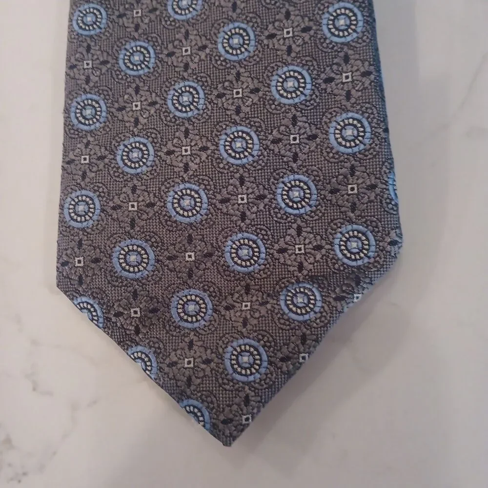 David Donahue Men’s Silk Necktie USA Gray Blue White Geometric 3.3 X 60
